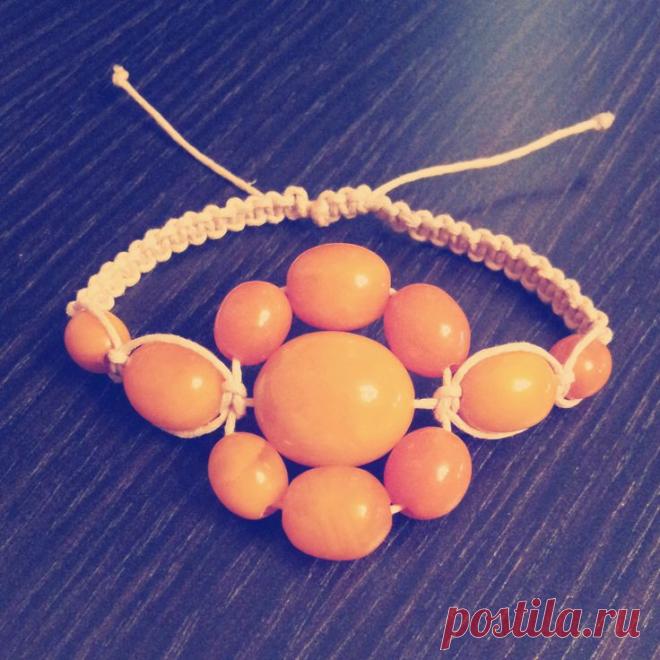 Браслет "Шамбала" цветочек.
Материалы: вощеный шнур, янтарь.
Длина регулируется. 
Единственный экземпляр (продан). Можно сделать с другими бусинами, со шнуром другого цвета и/или типа.
Цена зависит от типа бусин.