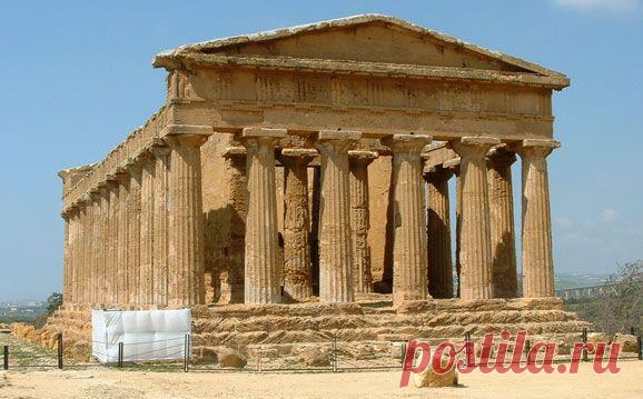 Храм Аполлона в Дельфах.