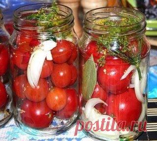 САХАРНЫЕ ПОМИДОРКИ
Получается примерно 6 банок по 800 гр:
— небольшие спелые помидоры (не черри)
— 2 средние луковицы
— 1/2 головки чеснока
— 2 красных и 1 зелёный перца чили
— зонтики укропа
— семена укропа
— семена горчицы
— чёрный перец горошком
— лавровый лист
Для маринада:
— 1 литр воды
— 5 столовых ложек сахара
— 1 столовая ложка с горкой соли (соль обычная каменная, не йодированная)
— 3 столовые ложки красного винного уксуса
Приготовление:
Помидоры хорошо промыть, н...
