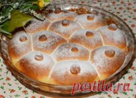 Пышные булочки на молоке с сухими дрожжами Нежнейшие булочки, замешанные на молоке с сухими дрожжами, в нашей семье уже давно стали фаворитами в выпечке. Готовить их совсем несложно, а результат - просто великолепный. Особенность этого рецепта - молочно-сливочная заливка, в которой нежнейшие булочки томятся при выпекании. Благодаря такому пр