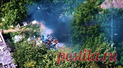 Эксклюзив из Красногоровки: расчёт БПЛА разнёс позиции и миномёты, оставленные ВСУ при бегстве. В Красногоровке (ДНР) российские военные вычислили точки, откуда ВСУ вели огонь, вынудили их бросить позиции и отодвинуть средства поражения. Противник пытался спрятать свои орудия среди жилой застройки, укрывал маскировочными сетями, но это не помогло. По словам военкора RT Андрея Филатова, российские военные ежедневно проводили разведку и зачищали территорию, чтобы продвинуться вглубь населённого…