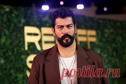 Звезду «Великолепного века» встретили в Москве «Смуглянкой» и караваем. Турецкий актер и звезда сериала «Великолепный век» Бурак Озчивит прибыл в Россию. Артист прилетел в Москву и остановился в пятизвездочном отеле — там актера встретили в русско-народных нарядах с караваем, 50 граммами водки на подносе и песней «Смуглянка». В столицу РФ Озчивит прибыл, что встретиться с поклонницами.