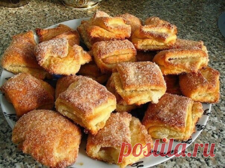 ТВОРОЖНОЕ ПЕЧEНЬЕ на вечер к чаю. Мммммм🥰

Для теста:
2 стакана муки
2 пачки творога
1 пачка маргарина
1 чайная ложка соли
1 чайная ложка соды
сахар (по вкусу для посыпки)

Процесс приготовления:
Маргарин растереть на крупной терке. 
Добавить 2ст. муки. Хорошо вымешиваем с маргарином.
Добавляем 2 пачки творога (жирность не менее 5%). Вымешиваем до образования однородной массы.
Соль и соду по 1ч.ложки замешиваем в полученное тесто.
Раскатываем тесто в пласт толщиной 5мм (н...