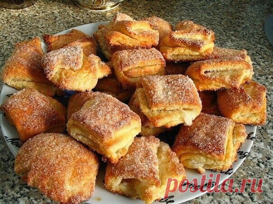 ТВОРОЖНОЕ ПЕЧEНЬЕ на вечер к чаю. Мммммм🥰

Для теста:
2 стакана муки
2 пачки творога
1 пачка маргарина
1 чайная ложка соли
1 чайная ложка соды
сахар (по вкусу для посыпки)

Процесс приготовления:
Маргарин растереть на крупной терке. 
Добавить 2ст. муки. Хорошо вымешиваем с маргарином.
Добавляем 2 пачки творога (жирность не менее 5%). Вымешиваем до образования однородной массы.
Соль и соду по 1ч.ложки замешиваем в полученное тесто.
Раскатываем тесто в пласт толщиной 5мм (н...