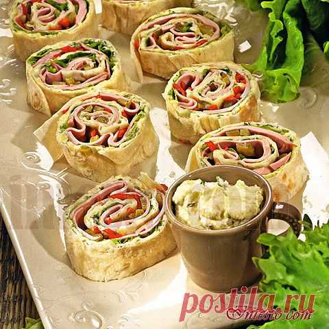 Роллы из лаваша с сыром 

Популярной закуской в последнее время стали блюда из лаваша. Как только их не называют, и рулеты, и пироги, и коржи. А я вам хочу предложить рецепт, с помощью которого вы приготовите роллы из лаваша с сыром «Летняя сказка». Это хорошая закуска для любого случая – и на стол поставить, и на пикник взять.