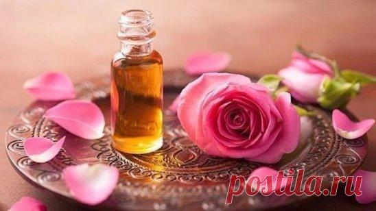 МАСЛА ОТ МОРЩИН ВОКРУГ ГЛАЗ
Морщинки вокруг глаз появляются одними из первых. Но масла от морщин вокруг глаз помогут от них избавиться.
1. Оливковое масло от морщин вокруг глаз пользуется популярностью среди заботящихся о своей коже женщин. Самым простым средством от морщин вокруг глаз будут обычные компрессы с оливковым маслом. Достаточно просто смочить ватные диски в масле и положить на глаза минут на 10. После снятия компресса можно сделать легкий массаж подушечками пальцев.