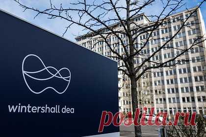 Немецкий партнер обвинил «Газпром» в опустошении счетов совместных предприятий. «Газпром» снял средства со счетов совместных предприятий (СП) с немецким партнером Wintershall Dea, заявил директор европейского предприятия Марио Мерен. Мерен обвинил российскую компанию в том, что она «опустошила» счета трех компаний по добыче нефти и газа, речь идет о 2 миллиардах евро.