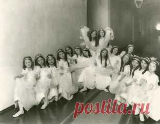 Как праздновали Новый год в институтах благородных девиц похоже это смолянки младшие "кофульки" изображают снег. Танцевали, скорее всего, вальс.