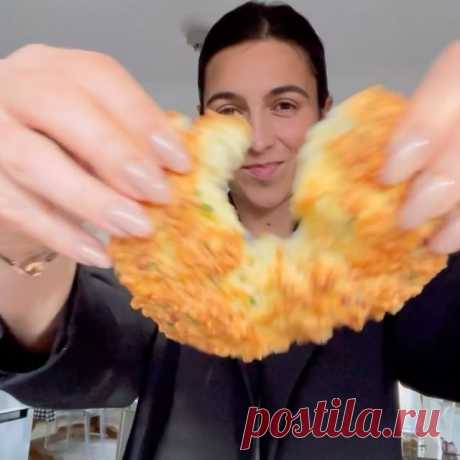 Соленые творожные бублики с сыром и луком.
Отложить хлеб в сторону! 
Идеальный завтрак найден. 
Быстрый и вкусный и белковый ! 

Прошлый рецепт сладких творожных бубликов с клюквой уже близится к миллиону просмотров.
Поэтому уверена, что и этот вам очень понравится. 

Ингредиенты: 

творог 5% 60 гр
мука (пшеничная или рисовая) 80 гр
яйцо 1 шт 
разрыхлитель 7 гр
соль 1 щепотка 
зеленый лучок 1 горсть
твердый сыр тертый 30 гр

Смешать яйцо и творог до однородной консистенции...