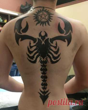 Татуировка в виде скорпиона – сила и власть.