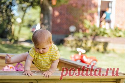 Доктор Комаровский развеял миф о пользе ортопедической обуви. Врач и телеведущий Евгений Комаровский развеял популярный миф о том, что ношение ортопедической обуви является эффективным способом профилактики плоскостопия у детей. По его словам, если ребенок прыгает, бегает, скачет в квартире, по лестницам, в парке и по улицам, то никакая специальная обувь ему не нужна.