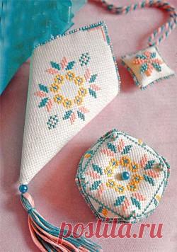 (+2) Бискорню, чехол и маячок для ножниц (вышивка крестом)