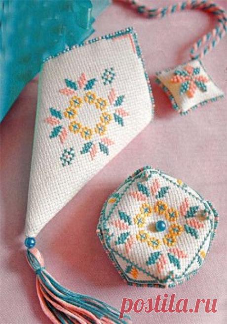 (+2) Бискорню, чехол и маячок для ножниц (вышивка крестом)