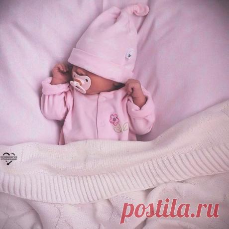 Дети - это заботы, трудности, крик, шум, бардак. Но когда подходишь к ним спящим, поправляешь одеялко, целуешь в носик, щёчки, и понимаешь, что это самое большое счастье в жизни!