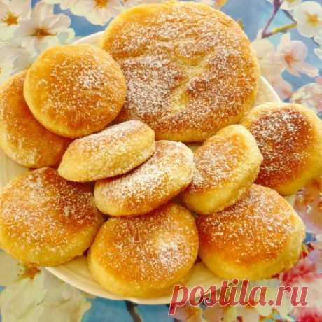 Пышки на скорую руку Плюшки (пышки, пончики – называйте как хотите), приготовленные на скорую руку – сладость неизменно любимая и популярная.