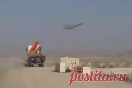 Запуск иранского дрона-камикадзе показали на видео. Применение иранского барражирующего боеприпаса показали на видео. Дрон-камикадзе Arash поразил объект условного противника в горной местности на учениях Zulfiqar 1400, сообщает «Российская газета». Для запуска дрона использовали пусковую установку на автомобильном шасси.
