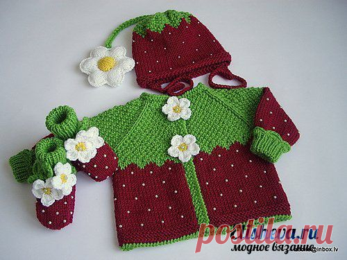 Земляничный комплект для ребенка вязаный спицами и крючком