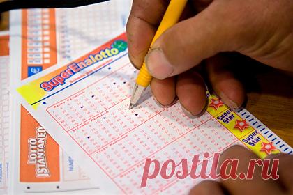 Мужчина случайно помог родственнику разбогатеть и огорчил жену. Мужчина подарил кузену на Рождество купленный за пять долларов (374 рубля) лотерейный билет и случайно помог родственнику разбогатеть. Молодому человеку достался билет на 50 тысяч долларов (3,8 миллиона рублей). Он кричал от восторга, а его мать расплакалась от радости. Однако праздник омрачило поведение жены мужчины.