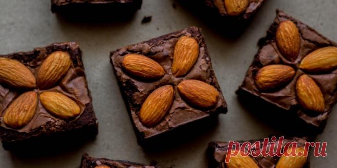 Миндальный брауни: рецепт — Лайфхакер По этому рецепту у вас получится тягучий шоколадный брауни с миндальной мукой, украшенный целыми орешками.