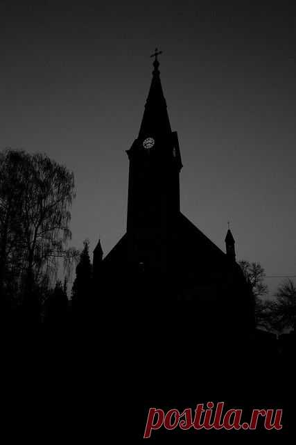 Церковный приворот. Кто-то предпочитает ворожить у себя дома, другая ведьма может вести активную практику в природных местах, обладающих особой естественной силой или энергетической аномалией. А некоторые используют церковь, как место для проведения белого приворота или даже для практики черной магии.