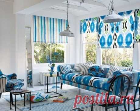 ШЬЕМ РИМСКУЮ ШТОРУ Необходимо:  • плотная ткань  • деревянный брус толщиной 2,5 см и шириной 5 см, длина бруса равна ширине шторы  • деревянные или металлические рейки длиной меньше ширины шторы на 3 см  • деревянный брусок, равный ширине шторы (для того чтобы оттянуть низ шторы)  • отделочная тесьма  • лента велкро (липучка), ее длина равна ширине шторы  • мелкие гвоздики  • пластмассовые или металлические кольца диаметром приблизительно 12 мм  • три куска нейлонового шнура, длина одного…