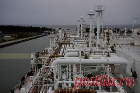 Германия назвала срок полного замещения российского газа. Германии понадобится еще три года, чтобы создать мощности по приему сжиженного природного газа (СПГ), которые позволят полностью заместить трубопроводные поставки российского топлива. К 2026 году ФРГ удастся построить инфраструктуру для приема 56 миллиардов кубометров СПГ — столько страна получала из России в 2021-м.