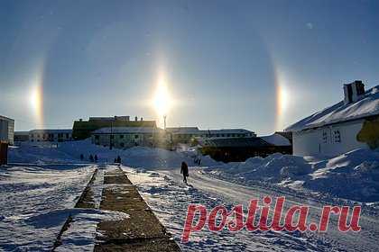 В самом северном поселке России открыли вакансию с зарплатой в 120 тысяч рублей. В Диксоне Красноярского края, самом северном населенном пункте России, появилась вакансия инженера с зарплатой в 120 тысяч рублей. Об этом сообщается на портале «Работа России». В описании вакансии говорится, что сотрудника ждет работа в службе электросветотехнического обеспечения полетов местного аэропорта.