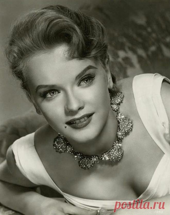 Энн Френсис, 16 сентября, 1930
 • 2 января 2011