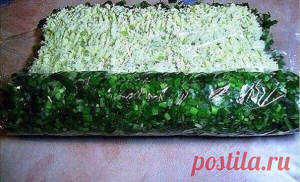 ВКУСНЕЙШИЙ РУЛЕТ С СЕЛЬДЬЮ ЭТА НОВИНКА ПРИДУМАНА ДЛЯ ТОГО,ЧТОБЫ ДОБАВИТЬ КО ВСЕМ ТОРЖЕСТВАМ, ЧТО -ТО НОВОЕ И НЕОБЫЧНОЕ И ГЛАВНОЕ.ЧТОБЫ БЫЛО ТАК ЖЕ ВКУСНО ...
Ингредиенты: лук, 
сельдь ,
2-3 маринованных огурца ,
сливочное масло ,
яйца ,
пищевая пленка...
Приготовление:
Нарежем мелко лук. Филируем и не крупно режем селедку. Двух крупных штук будет достаточно. Режим меленьким кубиком 2-3 маринованных огурчика. Чтобы 