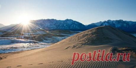 Природа | Newpix.ru - позитивный интернет-журнал - Part 4
Необыкновенное место, расположенное в Забайкалье, напоминает настоящую пустыню. Это Чарские пески – место, подобное которому больше не найти. Это настоящая пустыня, в которой с раскаленным песком соседствует холодная наледь. Пески окружают горы покрытые снегом круглый год, а пески уходят в болота.