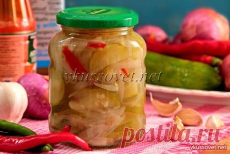 Огурцы с луком на зиму Огурцы с луком на зиму – это как раз тот рецепт, в который пойдут «неликвиды» неподходящего размера или формы. Все равно они будут нарезаться кусочками, так что внешний вид не имеет значения, главное, чтобы кожица была тонкой и внутри не образовались жесткие семена.