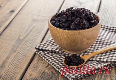 Почему полезно каждый день употреблять замоченный в воде изюм?