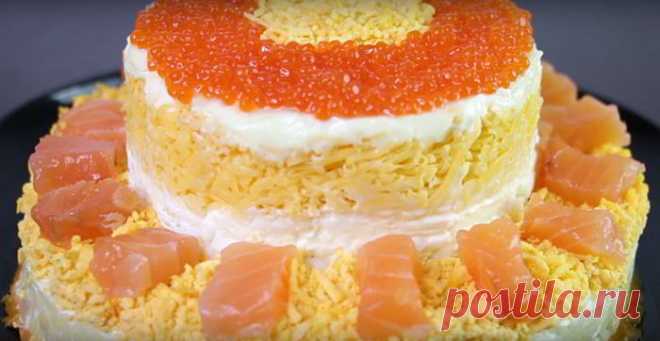 Почетный «Царь» стола — вкусный и яркий салат Салат с семгой и икрой произведет впечатление на ваших гостей. Получается красивым, вкусным и обязательно станет украшением вашего праздничного стола. Салат легко готовится, но продукты в нем поистине «царские». Но ведь раз в году, на праздничный стол вы уж точно можете себе его позволить!