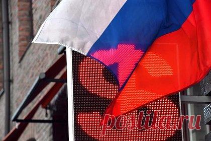 В Минфине России заявили о подорванном доверии к расчетам в долларах и евро. В мире утратили доверие к расчетам в долларах, евро или «других валютах, которыми манипулируют страны Запада», заявил глава Минфина России Антон Силуанов. По его словам, «доллар сам подрубил себе сук», поэтому все страны будут активнее переходить на платежи в цифровых валютах или валютах стран, в которых уверены.