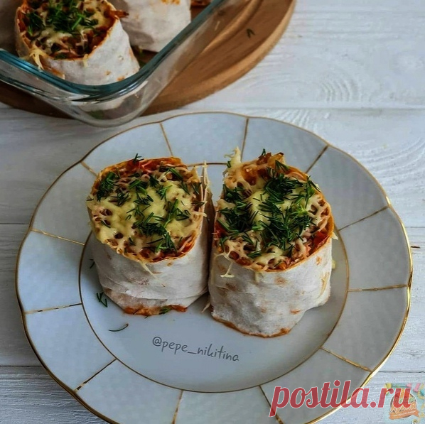 ПП ПЕНЬКИ ИЗ ЛАВАША


На 2 порции (если готовите на компанию, увеличивайте)
1 лист лаваша
300 гр фарша (любого, у меня телятина)
2 помидора
1 луковица
2 зубчика чеснока
1 ч.ложка томатпасты
2 ст.ложки натурального йогурта
50 гр сыра
соль, перец

Фарш обжариваем на антипригарной сковороде с добавлением небольшого количества воды, постоянно помешивая. Доводим фарш до готовности на медленном огне под крышкой.
Лук и помидор нарезаем мелко, чеснок пропускаем через чеснодавку. О...