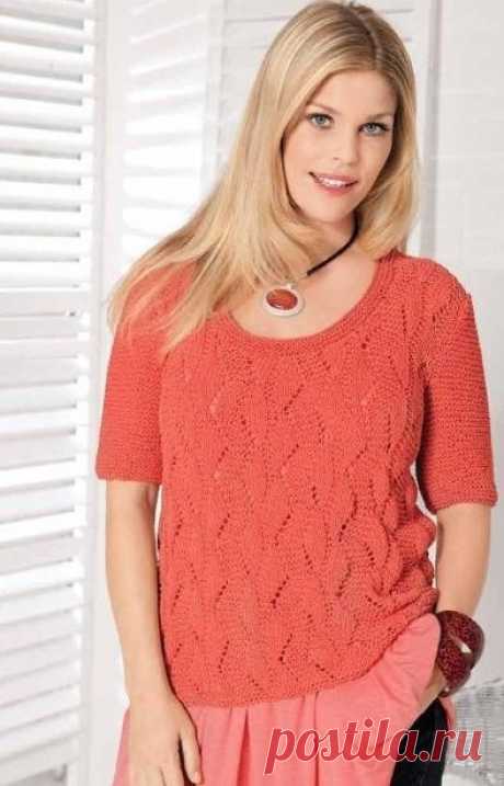 Футболка с глубоким вырезом и зигзагообразным узором спицами