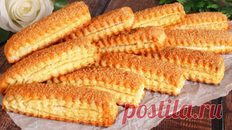 Самое вкусное и быстрое печенье! Тает во рту! Готовьте хоть каждый день!
Эта нежная и сладкая выпечка с ароматом ванили и карамельной корочкой идеально подойдёт к чаю или кофе. 
Ингредиенты:
- Сухие дрожжи — 1,5 ч. л.  
- Сахар — 1 ст. л.  
- Молоко — 60 мл  
- Яйца — 2 шт.  
- Сливочное масло (растопленное) — 150 г  
- Ванильный сахар — 8 г  
- Соль — по вкусу  
- Мука ~ 350 г  
- Дополнительно: сахар (белый или тростниковый) для посыпки  

Приготовление:
1. В миске смеша...