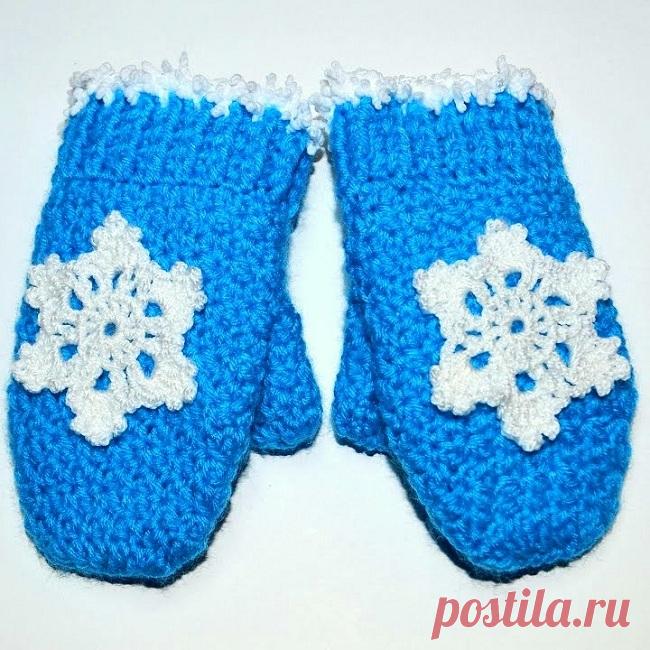 Детские варежки, связанные крючком Малыши растут и практически каждый год им нужны тёплые вязаные варежки. Если вы любите и умеете вязать крючком, то логично выполнить эту нужную вещь именно в этой технике. Варежки крючком обычно получается гораздо толще, а значит, и теплее, нежели связанные на спицах.
Готовую работу лучше всего украсить вязаным мотивом: снежинкой, цветочком или любой другой аппликацией.