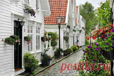 Ставангер (Stavanger) - городок в фюльке Ругаланн, Норвегия. Расположен он на полуострове на юго-западном побережье Норвегии. Окруженный Северным морем и фьордами, Ставангер по праву считается самым привлекательным местечком Норвегии. История города корнями уходит в XII век, именно здесь культура и природные красоты сливаются в одно прекрасное целое.