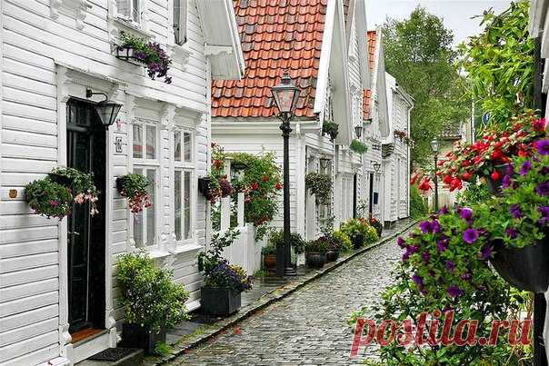 Ставангер (Stavanger) - городок в фюльке Ругаланн, Норвегия. Расположен он на полуострове на юго-западном побережье Норвегии. Окруженный Северным морем и фьордами, Ставангер по праву считается самым привлекательным местечком Норвегии. История города корнями уходит в XII век, именно здесь культура и природные красоты сливаются в одно прекрасное целое.