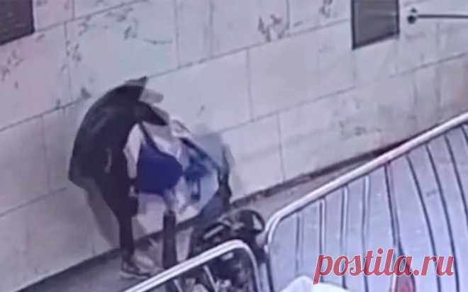 Пассажир метро избил мужчину за то, что он задел его плечом. Видео. В Москве на станции метро «Парк культуры» пассажир во время спуска по эскалатору задел мужчину, после чего тот его жестоко избил, а потом скрылся.