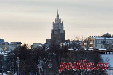 В МИД анонсировали ответ России на 13-й пакет санкций ЕС. Заместитель министра иностранных дел России Александр Грушко заявил, что в случае принятия Европейским союзом (ЕС) 13-го пакета антироссийских санкций Москва примет решения, которые будут предполагать меры по минимизации воздействия этих ограничений, а также ответные действия.