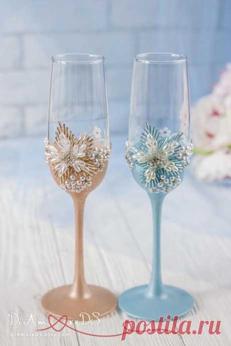 Wedding Glasses, Toasting Flutes, Bride & Groom Flutes, Pearl Champagne Flutes, Blue Champagne Glasses, Rose Gold Flutes, Rose Gold Wedding Wedding Glasses, Toasting Flutes, Bride & Groom Flutes, Pearl Champagne Flutes, Blue Champagne Glasses, Rose Gold Flutes, Rose Gold Wedding  Raising a toast with beautiful handmade champagne glasses not only shows your sense of style, but it offers you a reminder of your special day every time you use it. Exclusive products from DiAmor...