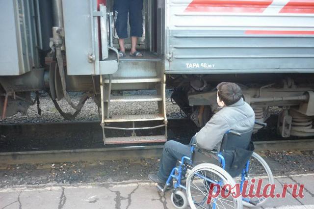 О помощи инвалидам на железной дороге 
Перевозчики наряду с владельцами железнодорожной инфраструктуры будут обязаны бесплатно помогать инвалидам при посадке в пассажирские поезда и высадке из них. Такой закон одобрил на днях Совет Федера…