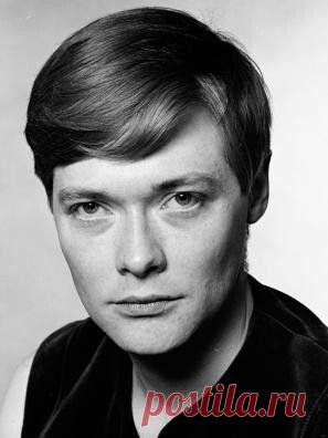 Саймон Уорд, 19 октября, 1941
 • 20 июля 2012