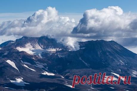 В России произошло еще одно землетрясение. Землетрясение магнитудой 5,3 произошло у берегов Камчатского края. Об этом сообщили в региональном управлении МЧС, передает РИА Новости. Там уточнили, что землетрясение произошло в 15:09 по местному времени (6.09 мск). Его очаг находился в 42 километрах северо-восточнее поселка Усть-Камчатск.