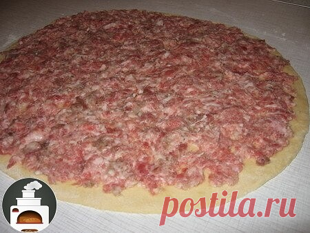 Шанежки с мясом 

Ингредиенты: 
-250 г творога, 
-2 яйца, 
-1 ч.л. соды гашен. уксусом, 
-2 стакана муки, 
-2 ч.л. масла подсолнечного, 
-фарш для начинки, 
-специи по вкусу 

Приготовление: 
Смешиваем компоненты, кроме фарша, делаем тесто. 
Раскатываем тесто, на него выкладываем фарш 
Скручиваем в трубочку и нарезаем на кусочки по 1 см. 
Жарим на сковородке с большом кол-ве подсолнечного масла. 
Приятного аппетита!