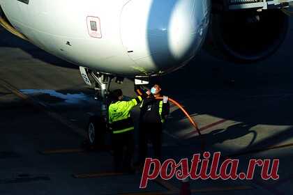 Власти Китая уточнили информацию об иностранцах на борту разбившегося Boeing 737. На борту разбившегося на юге Китая пассажирского Boeing 737 не было иностранцев, на рейсе были только граждане КНР. Количество иностранных пассажиров уточнили власти страны со ссылкой на заявление представителей авиакомпании China Eastern Airlines. Авиакомпания выразила глубокую скорбь в связи с катастрофой.