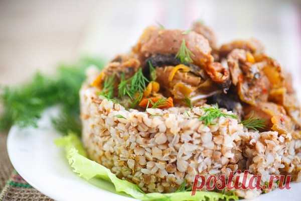 Гречка с курицей и грибами Привычный вкус любимого гарнира можно подчеркнуть, добавив в самом конце натертый пармезан.Ингредиенты: куриное филе - 200 г сушеные белые грибы - по вкусусливочное масло - по вкусу соль - по вкусу шампиньоны - 400 г сметана - 200 г чеснок - 1 зубчик мука - 2 ст. л.гречневая крупа - 1...