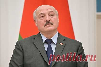 Лукашенко предостерег Запад от попытки «расстрелять русских в спину». Президент Белоруссии Александр Лукашенко заявил, что не позволит Западу «расстрелять русских в спину» через Белоруссию. Он заявил, что Белоруссия всегда предлагала мир, но при этом предостерег тех, кто «точит штыки» от попытки атаковать Россию. Ранее Лукашенко заявлял, что готов первым пойти на войну, если понадобится.